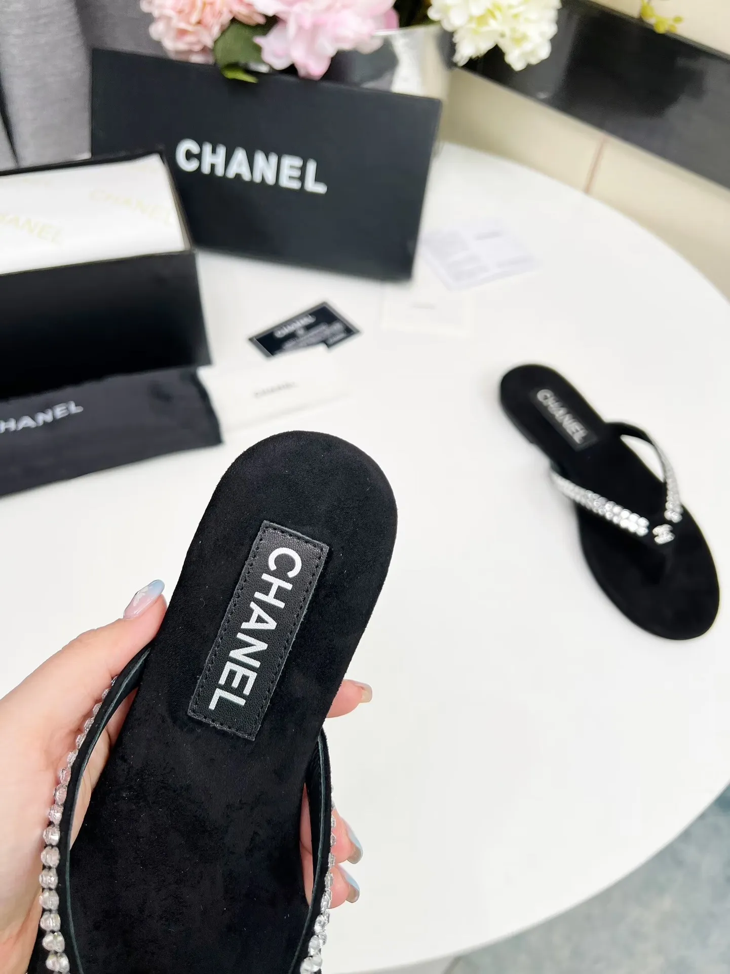💕💕Factory direct selling price p440💕💕 Chanel new spring and summer genuine leather outsole flip-flops✅ I was really moved by this shoe when I first saw it💓 I liked it at first sight [surprised], 😊 and it has Chanel’s classic element diamond logo💎 Fabric: double-sided velvet Lining: cow lining Color: black Size: 35-41 (41 can be customized and non-returnable) Outsole: Made of genuine leather outsole Packaging: with card and cloth bag